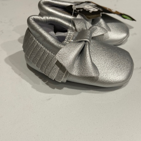 Romirus baby shoes Baby Moccasins bows and fringe NWT silver 0-6 months size 1 - Picture 6 of 8